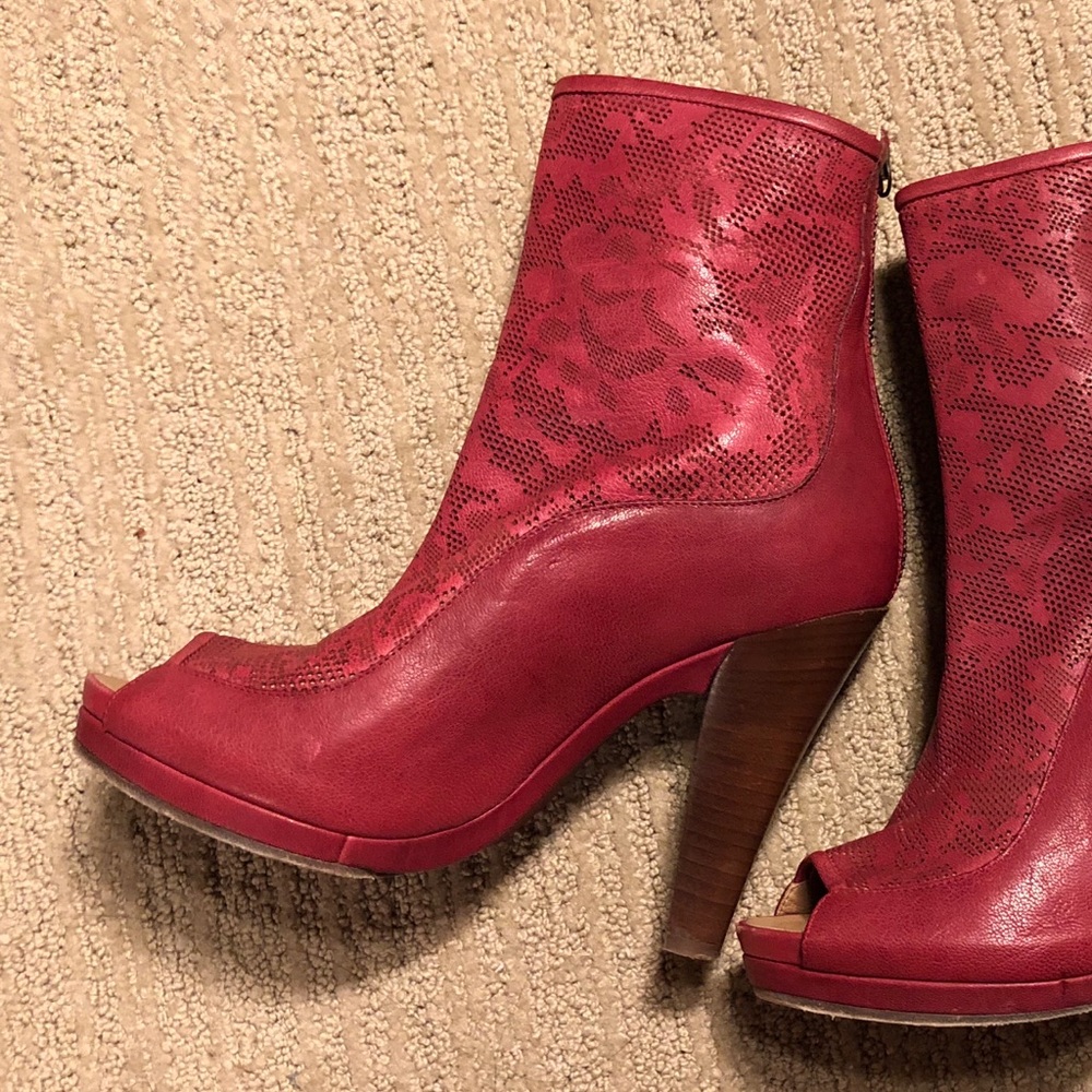 UGG lace-print maroon ankle booties, 7M
